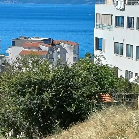 Toni - U Kvartu Znjan S Pogledom Na * Split