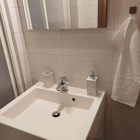 Toni - U Kvartu Znjan S Pogledom Na *