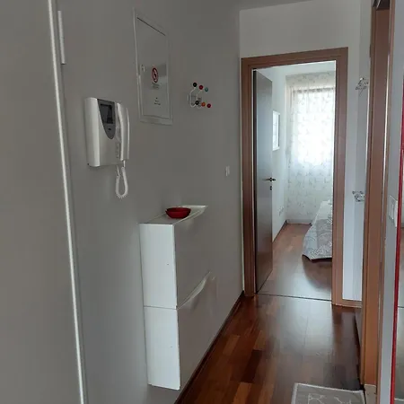 Toni - U Kvartu Znjan S Pogledom Na Lägenhet Split