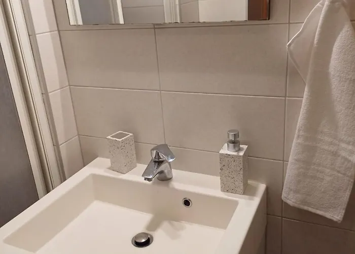 Toni - S Pogledom Na *