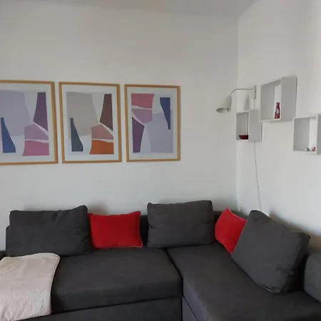 Toni - S Pogledom Na Lägenhet